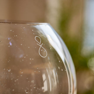 Detailaufnahme des Brunnenkörper aus mundgeblasenem Glas mit gelasertem Mika Vera Logo