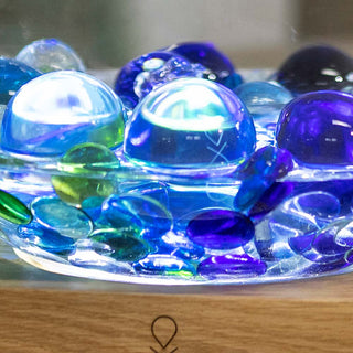 Das Blau der Glaskugel im Kugenbrunnen steht für Ruhe, Gelassenheit, Freiheit und Tiefe.