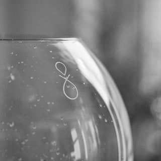Detail des Kugelbrunnens mit gelasertem Mika Vera Logo auf Glas